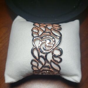 Elegant Rose Gold Floral Bracelet